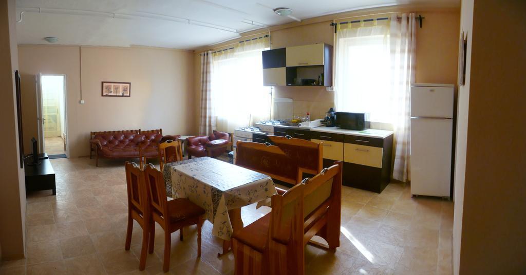 Orchidea Apartman Тата Стая снимка
